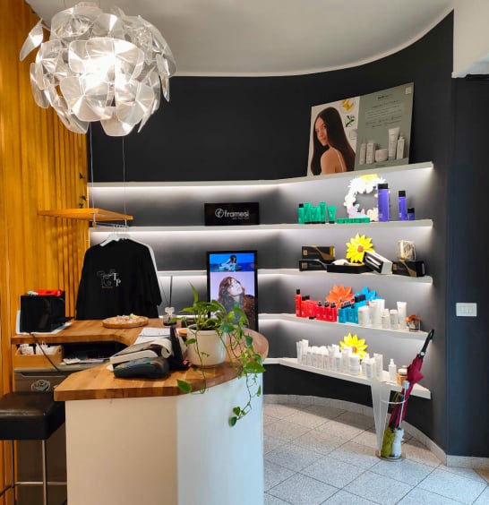 visiby LP Hair Orte interior design locali commerciali rebranding LED