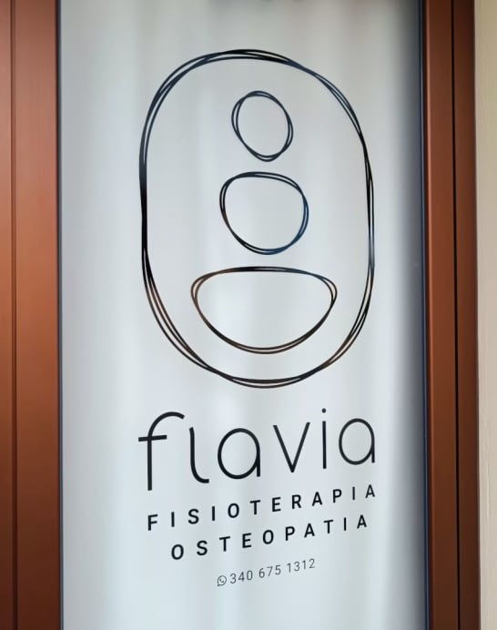 visiby marketing etico interiorismo decoracion centro fisioterapia Flavia Minella logo vinilo exterior