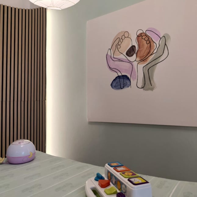 visiby marketing ético interiorismo y decoración con cuadro personalizado sala de terapia neonatal pediátrica centro fisioterapia Flavia Minella vasanello