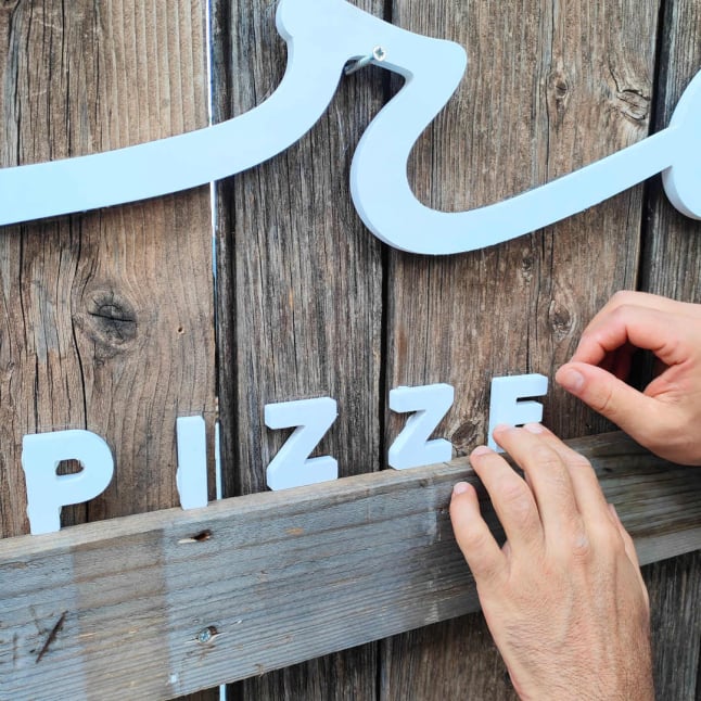 visiby diseño de logo y construcción de totem con letras corpóreas de PVC blanco