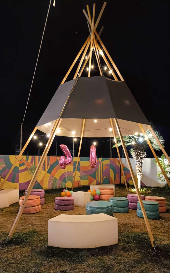 visiby diseño de espacio comercial tepee tienda de india iluminada y sillas hechas con ruedas y maderas recicladas