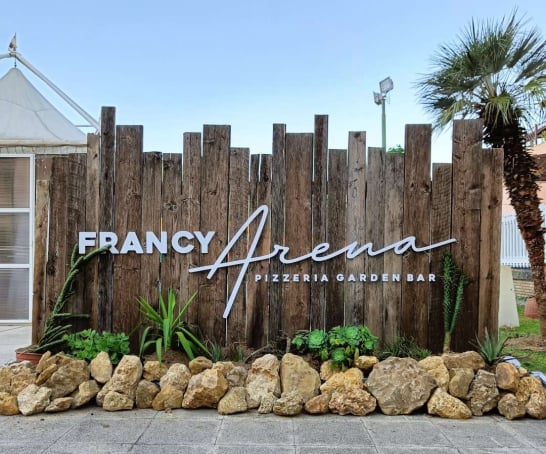 visiby marketing etico interiorismo decoracion Francy Arena bar Orte totem madera reciclada logo pvc