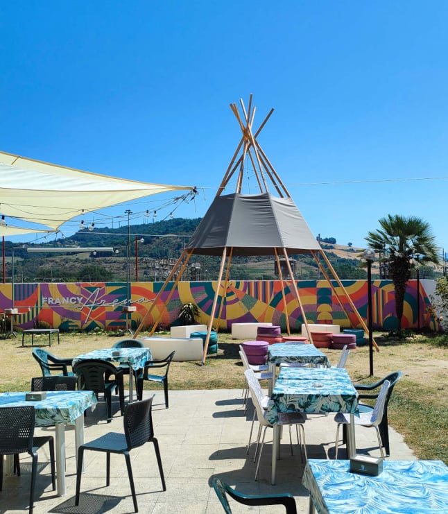 visiby marketing ético diseño de espacio comercial terraza del Francy Arena Orte con tipi tienda india y mural