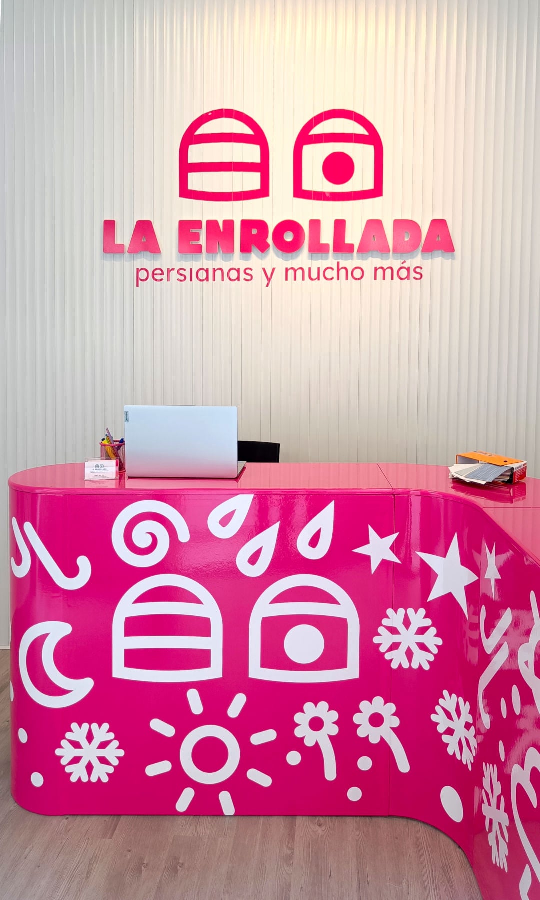 visiby-marketing-etico-interiorismo-decoracion-interior-tiendas-La-Enrollada-persianas-a-coruna-mostrador-a-coruna